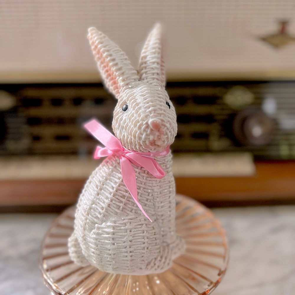 ✨NEW🐰White Resin Woven Style Easter Bunny Decor🌷